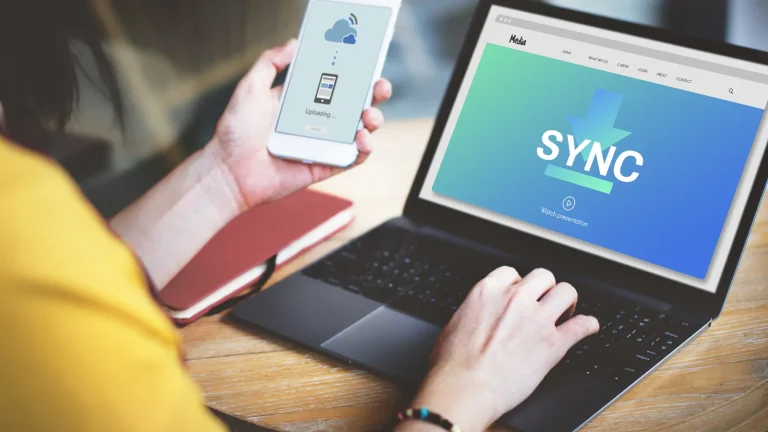 Téléphone et ordinateur portable synchronisant la même boîte mail