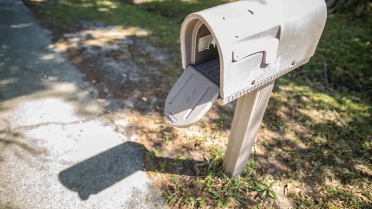 Boîte aux lettres ouverte et vide