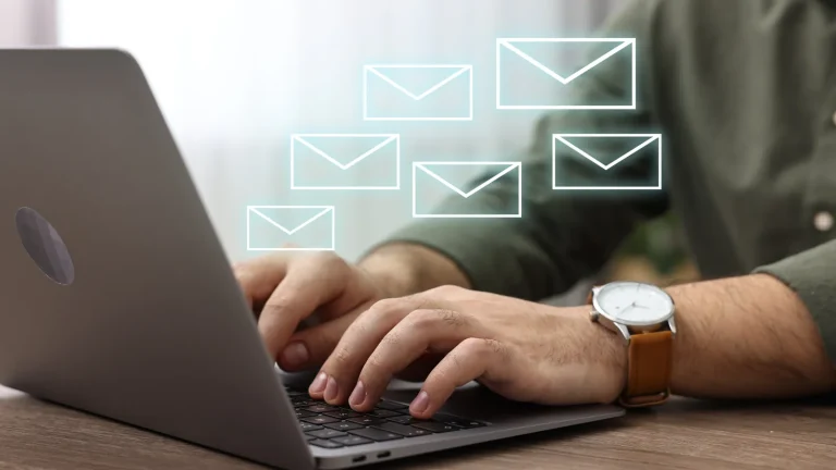 Ordinateur portable avec des e-mails qui partent de l'écran